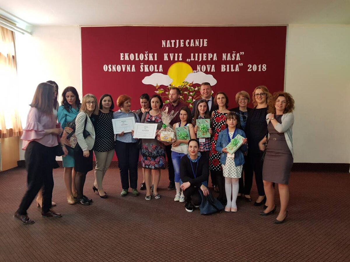 Ekološki kviz ”Lijepa naša” u OŠ Nova Bila: Članice HKC-a i OGŠ Jakova Gotovca iz Novog Travnika, Mia Dražetić i Ena Dujmović odsviranom skladbom uvel