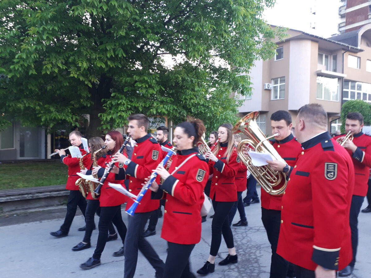 Održani maturalni defilei u Vitezu i Novom Travniku. Nastupila Limena glazba ,,Lašva” Nova Bila