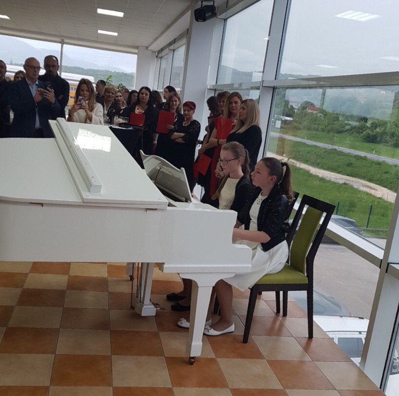 U Vitezu održana likovna izložba ,,Jedinstvo različitosti”. U glazbenom dijelu programa nastupile naše Mia Dražetić i Ena Dujmović.