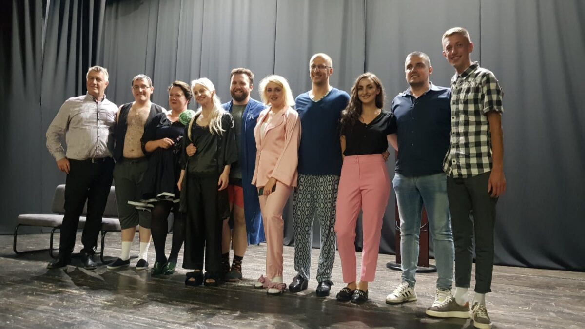 U Vitezu održana prva premijera predstave ”Pidžama za šestero”