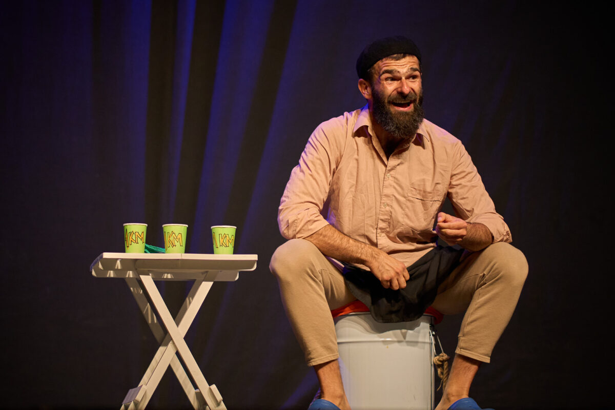 Premijerno izvedena monodrama „Izbori (se)!” u režiji i izvedbi glumca Damira Kusture