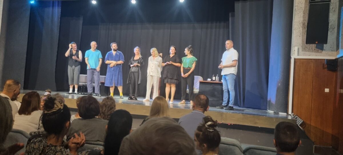 U sklopu Dana hrvatskog kazališta u BiH, u Vitezu odigrana ,,Pidžama za šestero”