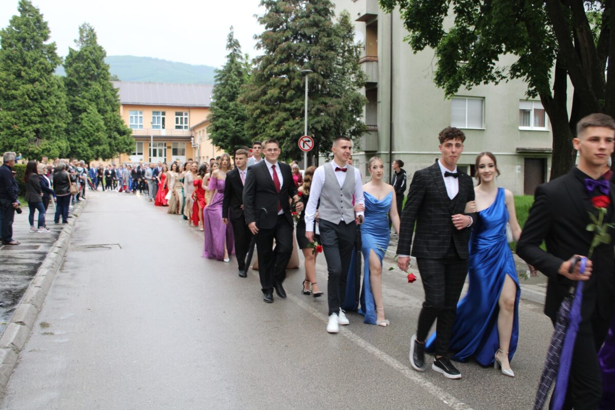 Limena glazba ,,Lašva” Nova Bila predvodila maturalni defile u Novom Travniku