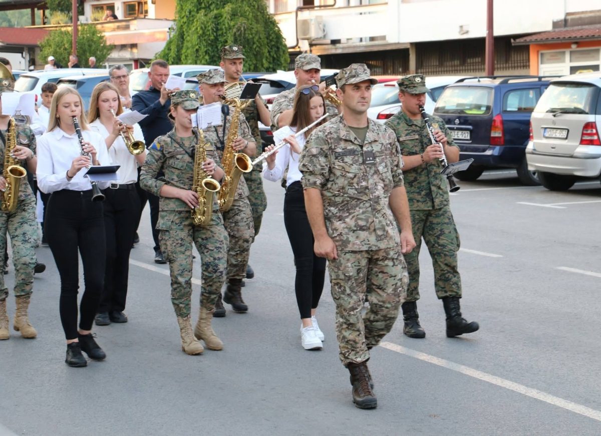 Članovi Limene glazbe “Lašva” Nova Bila i Vojnog orkestra Oružanih snaga Bosne i Hercegovine u Novom Travniku zajedno sudjelovali u procesiji povodom