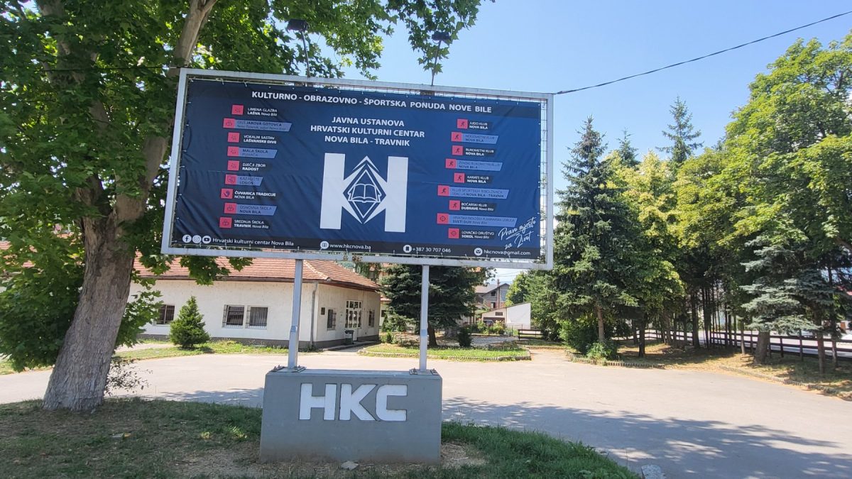 HKC Nova Bila postavio novi promotivni baner s prikazom bogate kulturno-obrazovno-sportske ponude u Novoj Biloj – ,,Pravom mjestu za život”