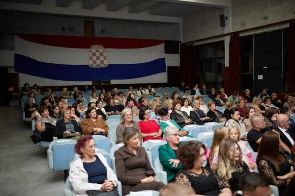 VS Lašvanske dive nastupile na koncertu Klape Valovi iz Buenos Airesa održanom u Vitezu
